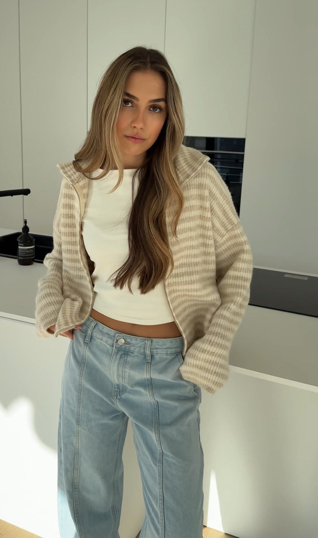 CARDIGAN DE PUNTO A RAYAS CON CREMALLERA CANELA