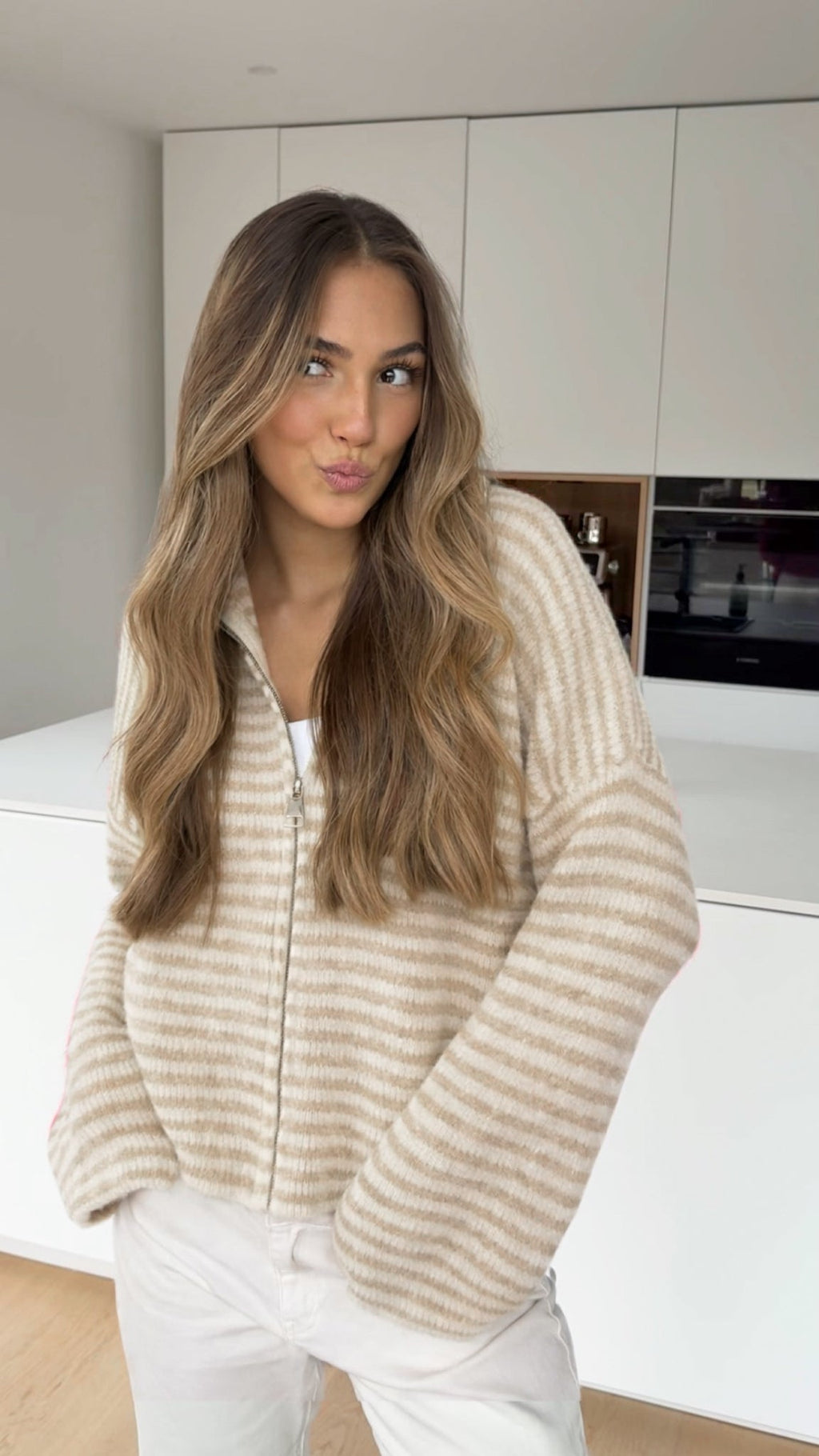 CARDIGAN DE PUNTO A RAYAS CON CREMALLERA CANELA