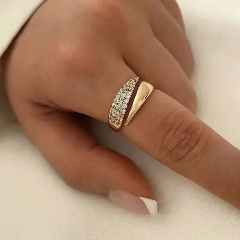 Elegante anillo de oro con piedras brillantes