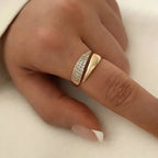 Elegante anillo de oro con piedras brillantes