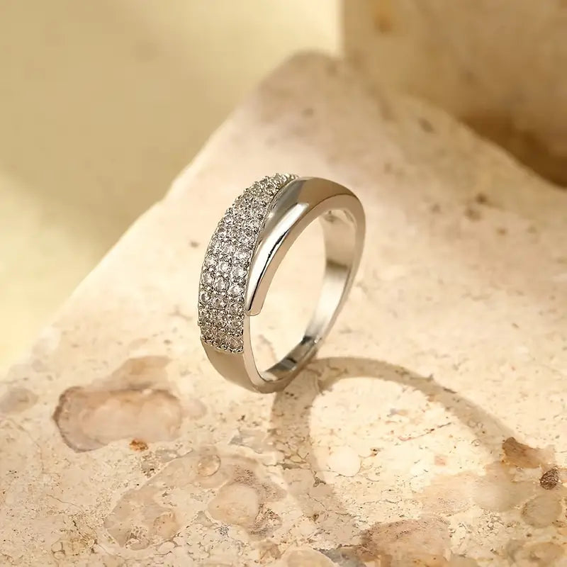 Elegante anillo de oro con piedras brillantes