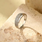 Elegante anillo de oro con piedras brillantes