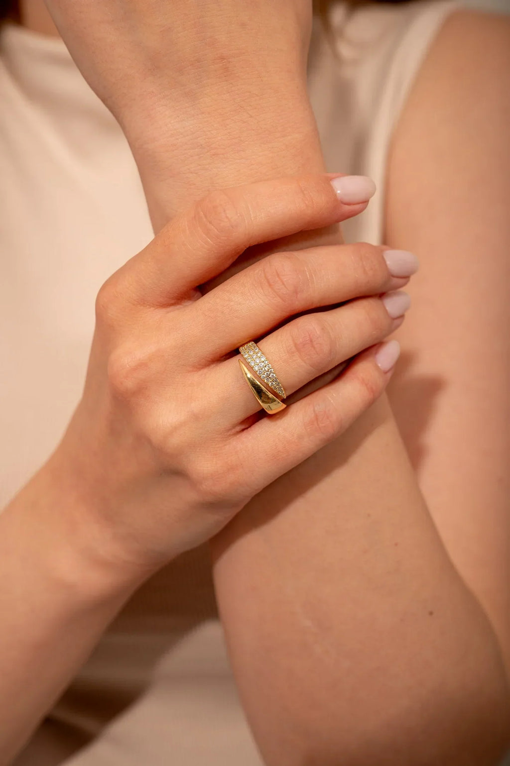 Elegante anillo de oro con piedras brillantes