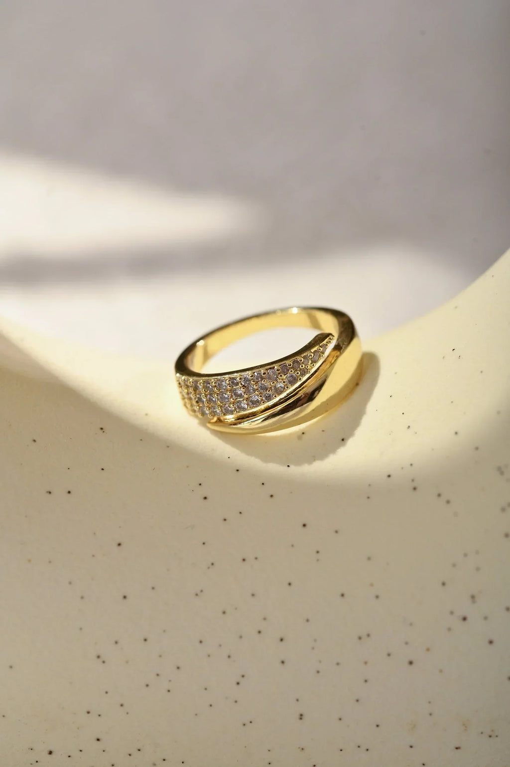 Elegante anillo de oro con piedras brillantes