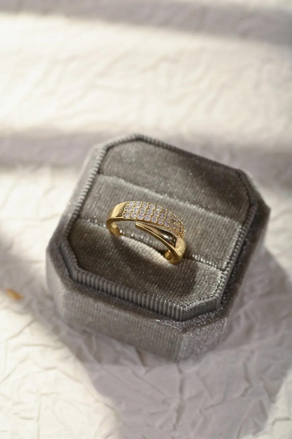 Elegante anillo de oro con piedras brillantes