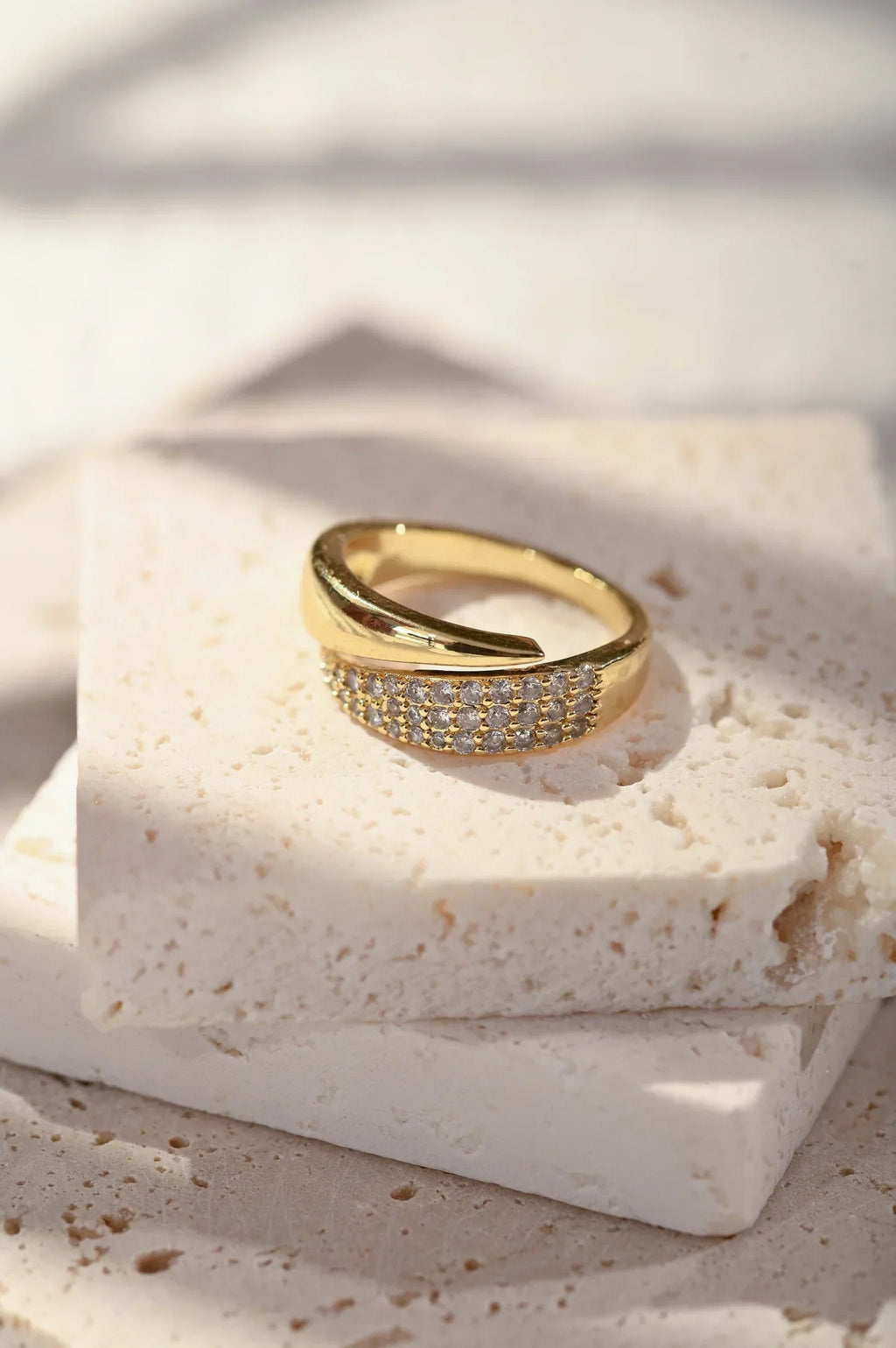 Elegante anillo de oro con piedras brillantes