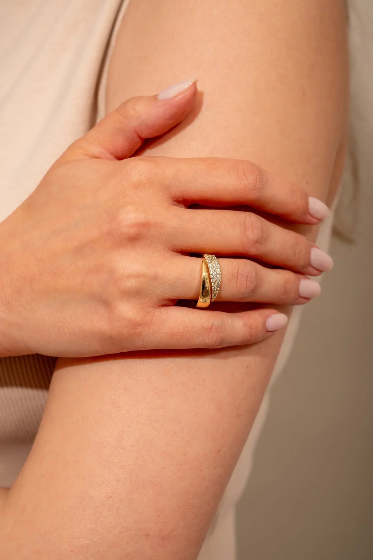 Elegante anillo de oro con piedras brillantes