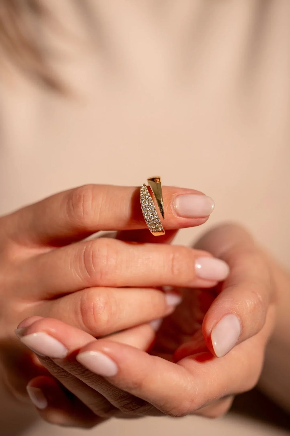 Elegante anillo de oro con piedras brillantes